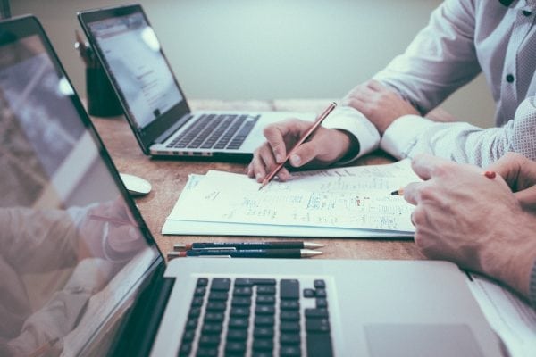 consultores trabalhando em notebooks.
